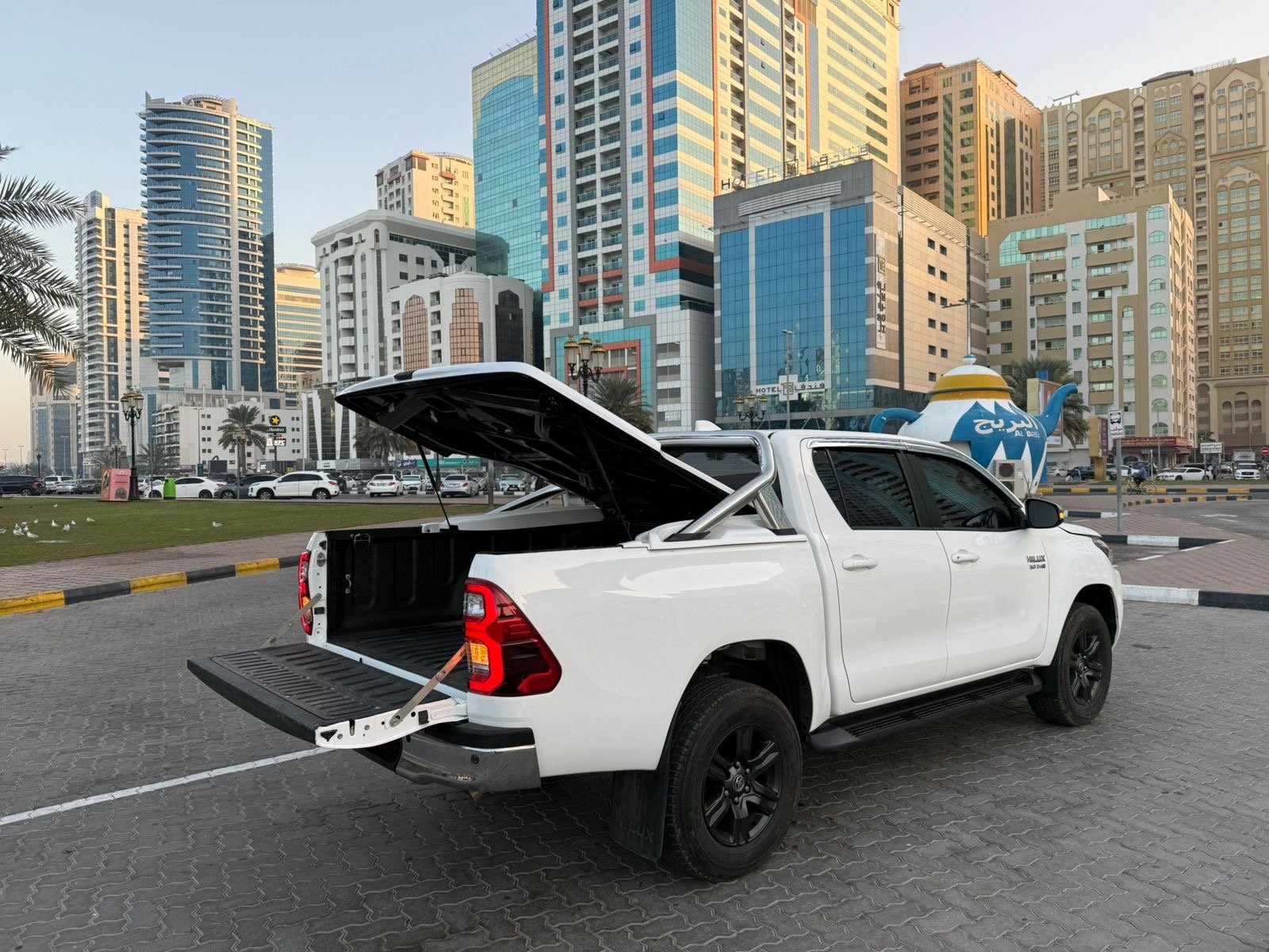 Toyota Hilux SR5 2024 White image